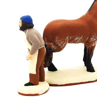 santon de provence peint à la main maréchal ferrant et son cheval profil