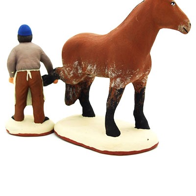 santon de provence peint à la main maréchal ferrant et son cheval dos